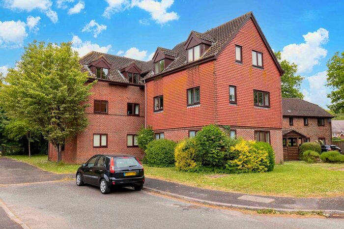 1 Bedroom Flat For Sale In Black Swan Close, Pease Pottage, RH11