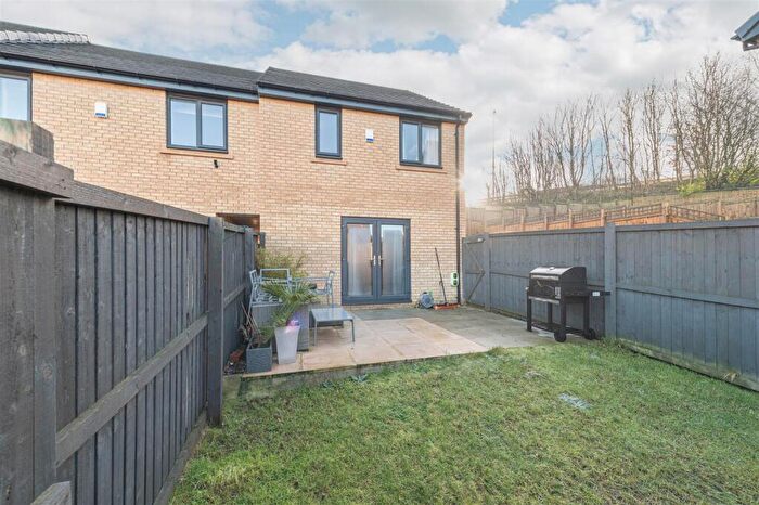 3 Bedroom End Of Terrace House For Sale In Shears Drive, Rastrick, Brighouse, HD6