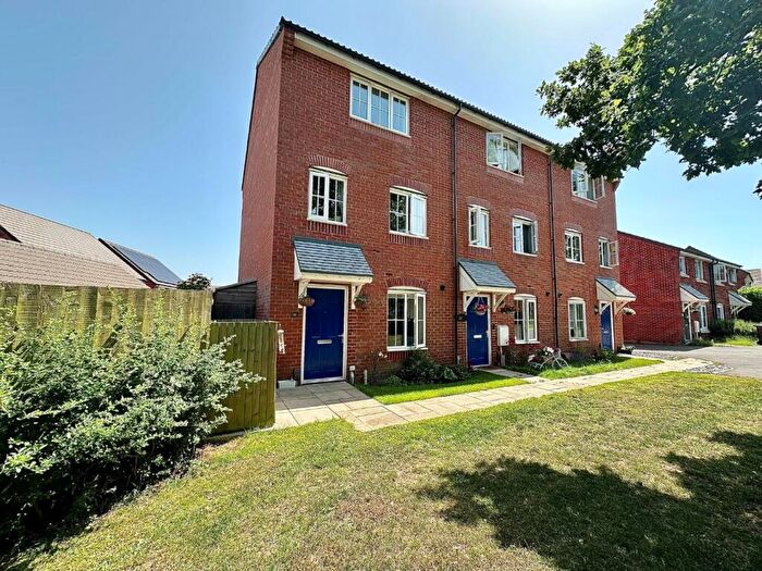 4 Bedroom Town House For Sale In Emperor Crescent, Pineham Village, Northampton, NN4
