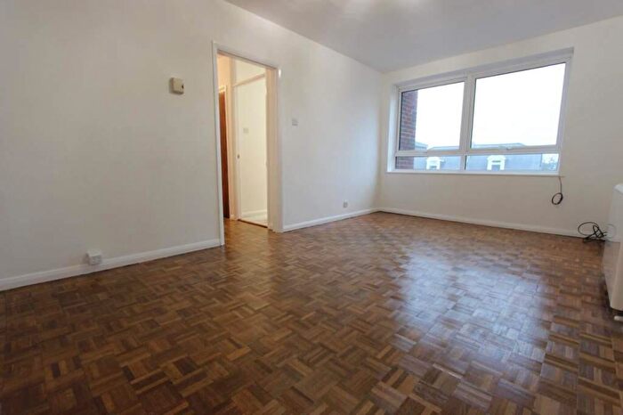 2 Bedroom Flat To Rent In Glenhurst Road, London, N12