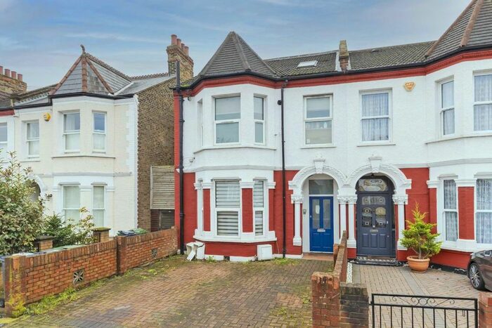 2 Bedroom Flat To Rent In Ellison Road, London, SW16