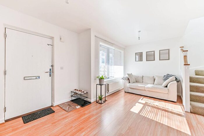 2 Bedroom End Of Terrace House To Rent In Cairns Avenue, Streatham Vale, London, SW16