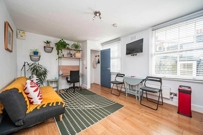 1 Bedroom Flat To Rent In Lambs Conduit Pasage, Holborn, WC1R