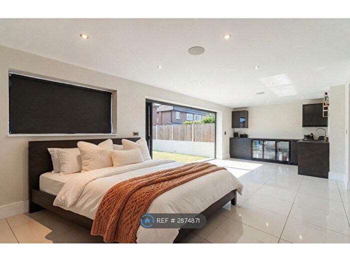 Studio To Rent In Farm Way, Hornchurch, RM12