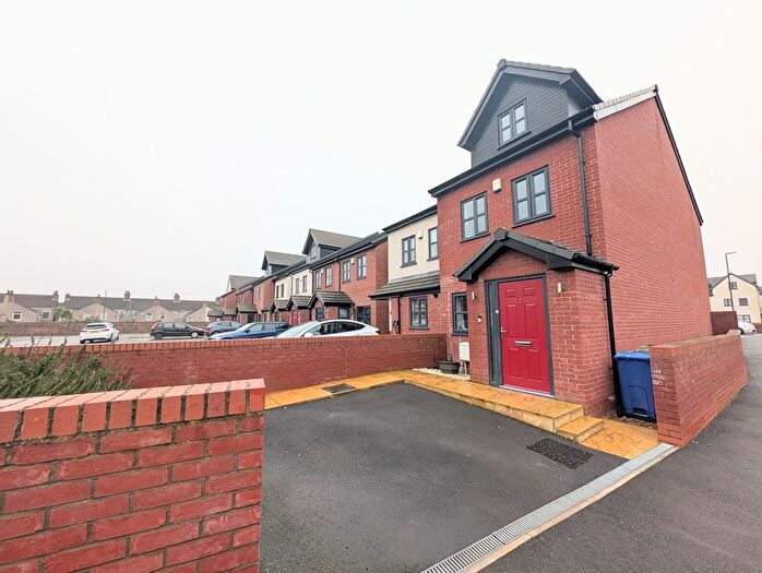 3 Bedroom Semi-Detached House For Sale In Kristine Close, Grimsby, DN32