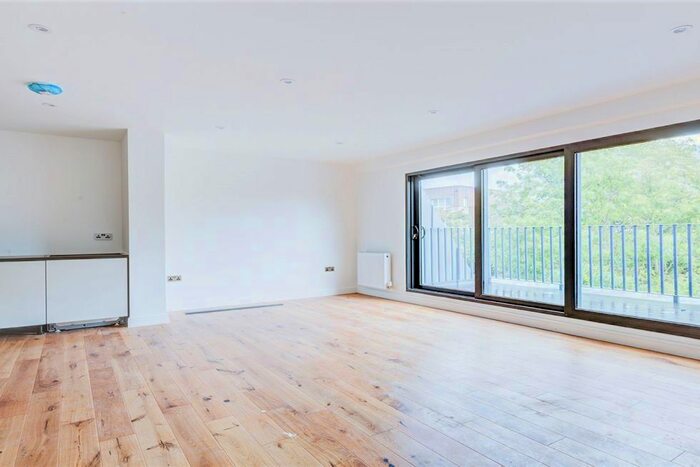 3 Bedroom Flat To Rent In Dignam Close, Cricklewood, NW2