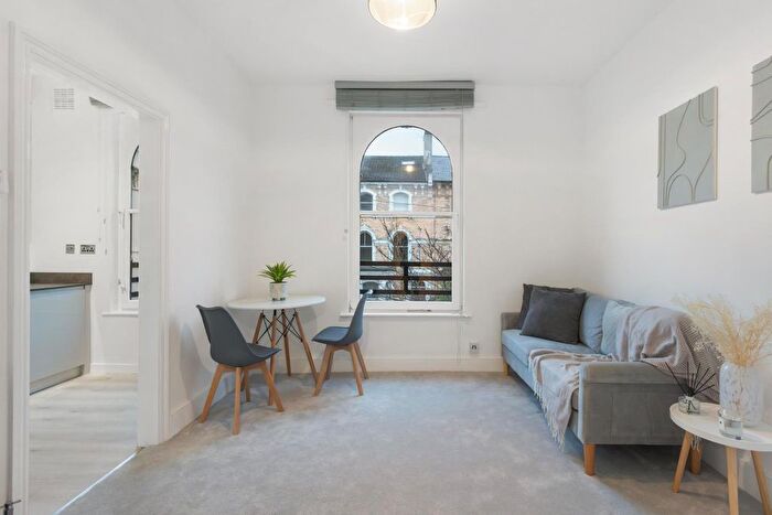 1 Bedroom Flat For Sale In Ferndale Road, Clapham North, SW4