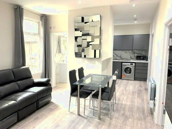 2 Bedroom Flat To Rent In Fife Road, Kingston Upon Thames, KT1