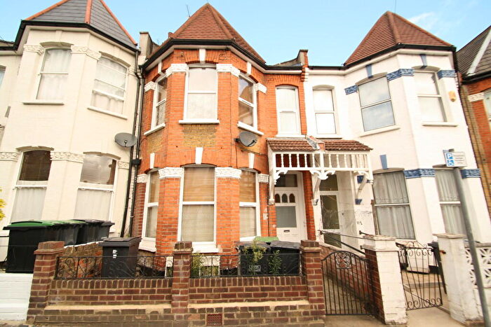 4 Bedroom Maisonette For Sale In Mattison Road, Haringey, N4