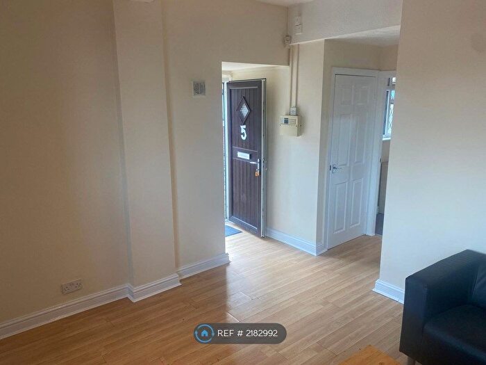 1 Bedroom Flat To Rent In Wellmead Close, Manchester, M8