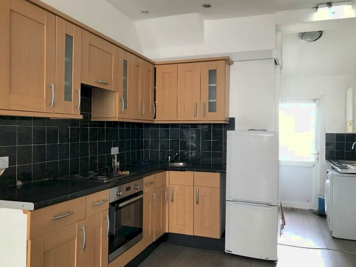 1 Bedroom Flat To Rent In Corporation Road, Cardiff(City), CF11