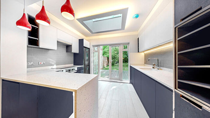 2 Bedroom Flat To Rent In Kings Hall Road, Beckenham, BR3