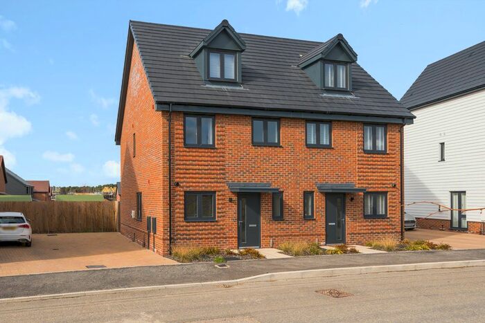 3 Bedroom Town House To Rent In Goodwood Crescent, Crowthorne, Berkshire, RG45