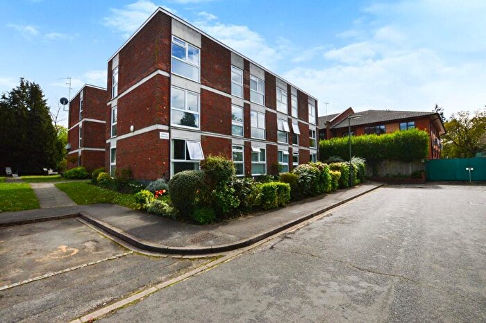 2 Bedroom Apartment To Rent In Fosse Way, West Byfleet, Surrey, KT14