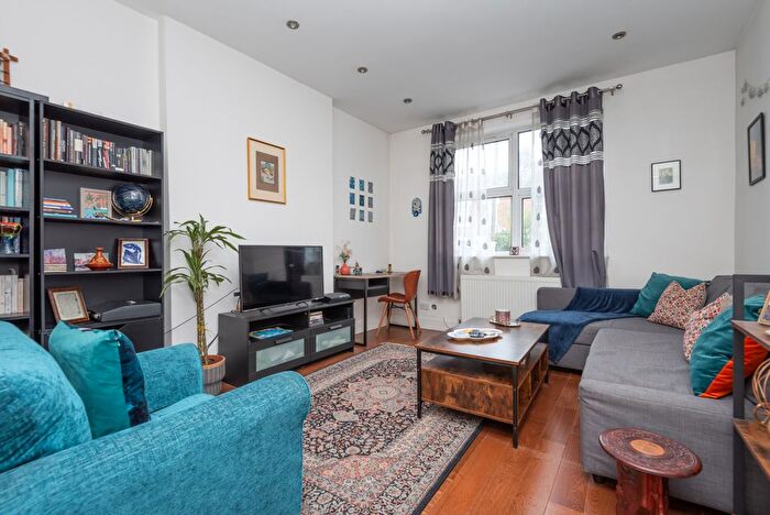 2 Bedroom Flat To Rent In Sydney Road, London, N10