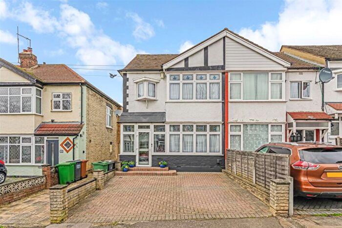 4 Bedroom End Of Terrace House For Sale In Middleton Avenue, Chingford, E4
