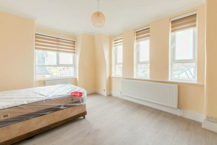 3 Bedroom Flat To Rent In Grand Parade, Harringay, London, N4