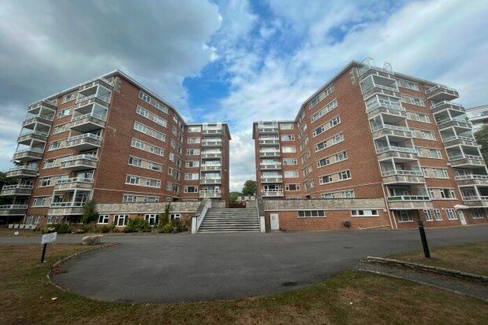 2 Bedroom Flat To Rent In West Cliff Road, Bournemouth, BH4