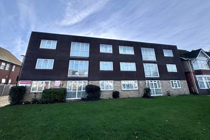 2 Bedroom Flat To Rent In Chichester Court, SL1