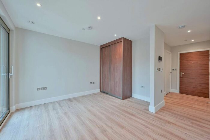Studio To Rent In Edna Road, Raynes Park, London, SW20
