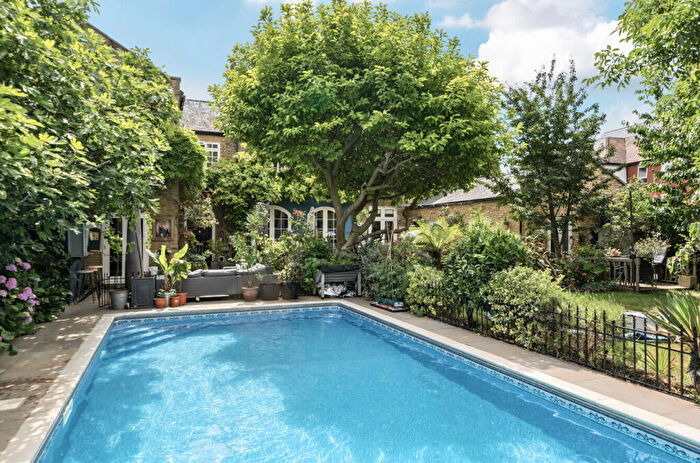 4 Bedroom House For Sale In Chertsey, Surrey, KT16