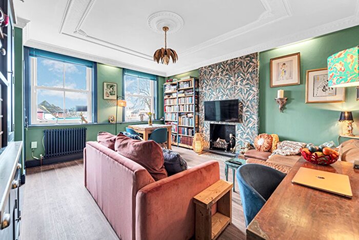 1 Bedroom Flat For Sale In Green Lane, Shepperton, Surrey, TW17