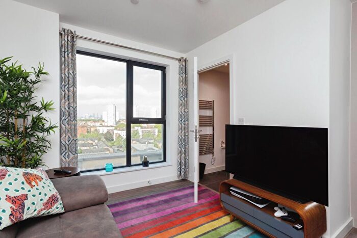 2 Bedroom Flat For Sale In Dipper Drive, London, E3