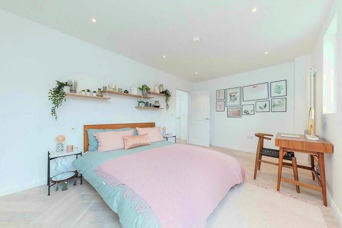 2 Bedroom Flat For Sale In Plot Thorpe Lane, Leeds, LS10