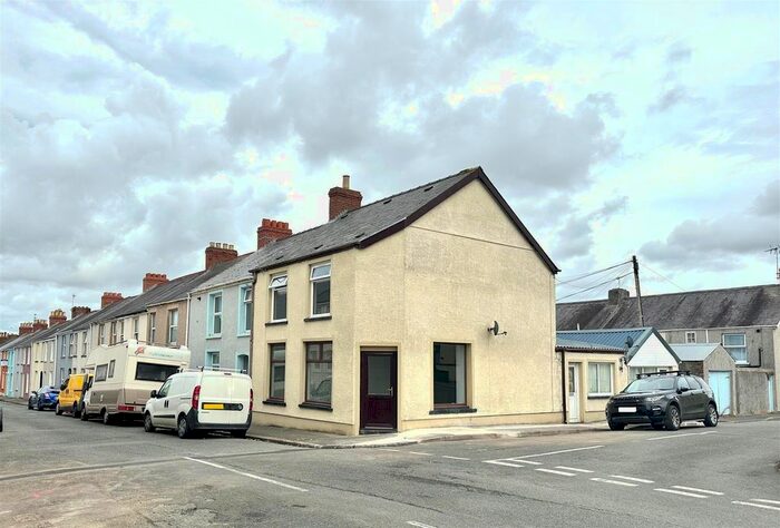 3 Bedroom Property To Rent In Wellington Street, Pembroke Dock, SA72