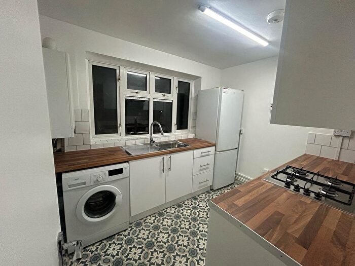 3 Bedroom Flat To Rent In Ilford Lane, Ilford, IG1