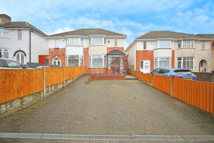 3 Bedroom Semi-Detached House For Sale In Pierce Avenue, Solihull, B92