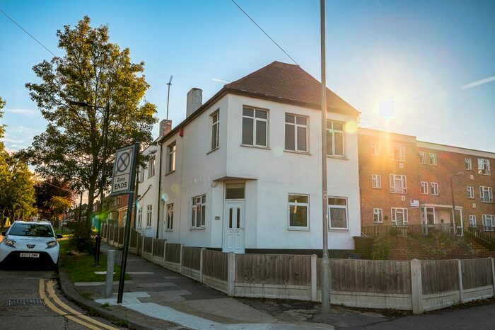 2 Bedroom Maisonette To Rent In Prince Avenue, Westcliff-On-Sea, Essex, SS0