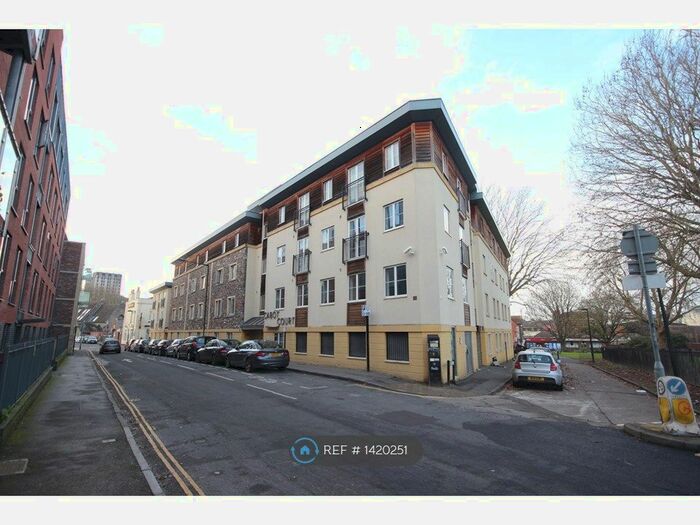 2 Bedroom Flat To Rent In Cabot Court, Bristol, BS2