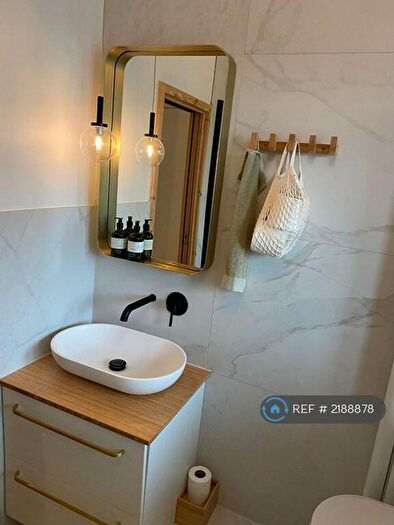 3 Bedroom Flat To Rent In Eglington Court, London, SE15