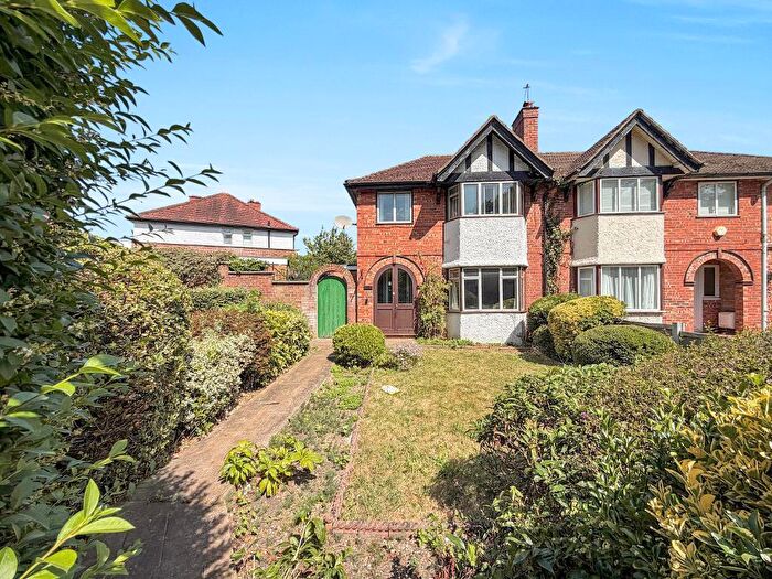3 Bedroom Semi-Detached House For Sale In Addington Road, Selsdon, South Croydon, CR2