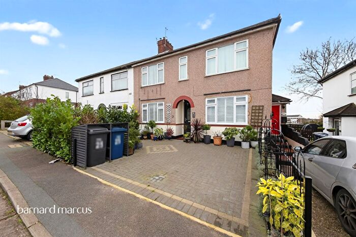 2 Bedroom Maisonette For Sale In Marlborough Gardens, London, N20