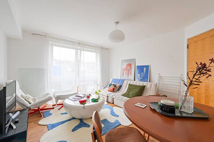 2 Bedroom Flat To Rent In Watts Grove, Bow, London, E3