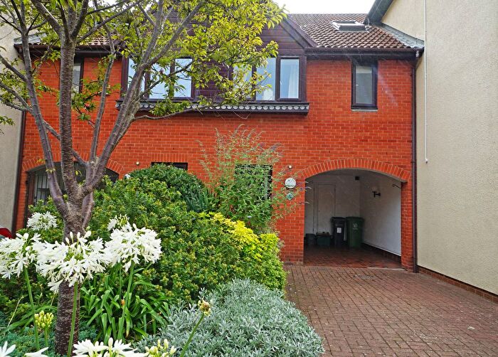 3 Bedroom Town House To Rent In Carbis Close, Port Solent, PO6