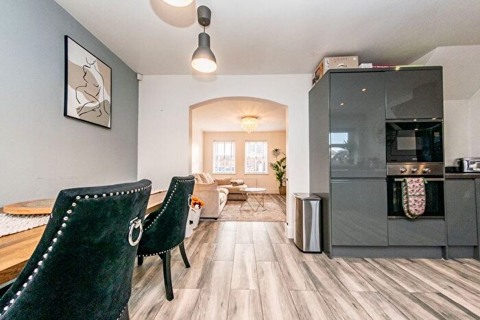 3 Bedroom End Of Terrace House For Sale In Dunlin Court, Middleton, Leeds, LS10