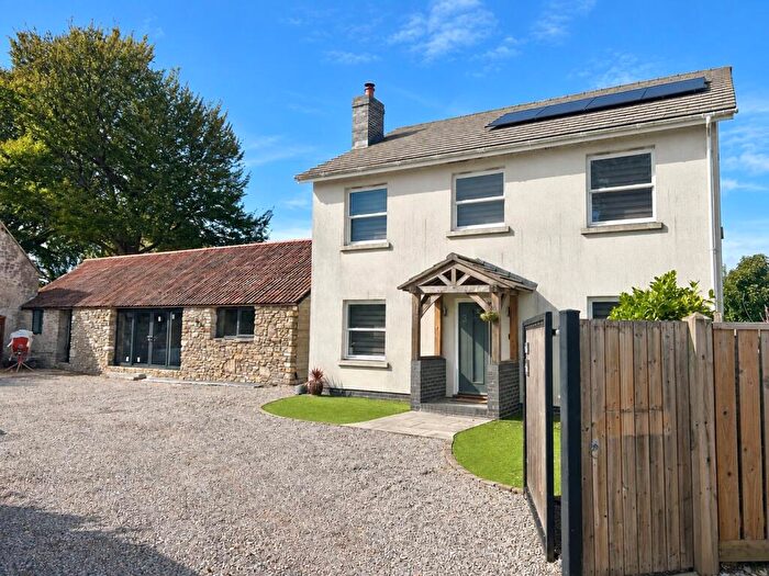 4 Bedroom Detached House For Sale In Well Presented Four Bedroom Family Home With Further Development Potential - Dial Lane, Felton, BS40