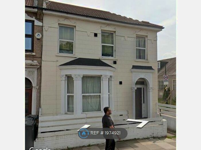 3 Bedroom End Of Terrace House To Rent In Staines Road, Hounslow, TW3