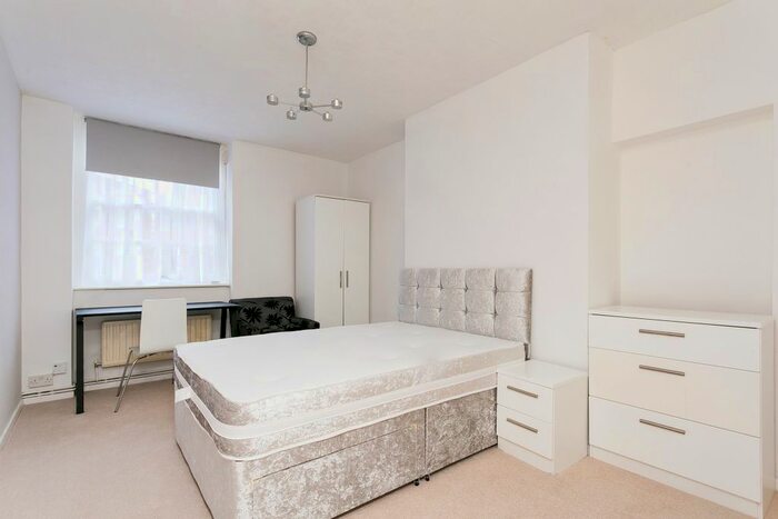 3 Bedroom Flat To Rent In Portpool Lane, London, EC1N