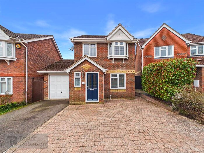 3 Bedroom Detached House For Sale In Hodgkin Close, Maidenbower, RH10