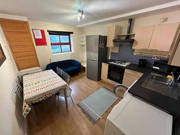 3 Bedroom Flat To Rent In Kelso Heights, Belle Vue Road, Leeds, West Yorkshire, LS3