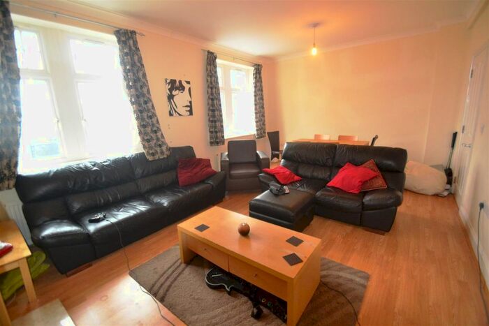 3 Bedroom Flat To Rent In Arthur Road, London SW19