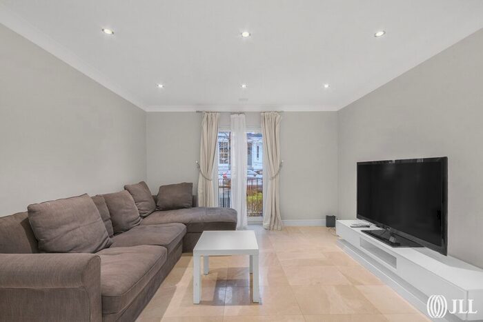 2 Bedroom Flat To Rent In Russell Road, London, W14