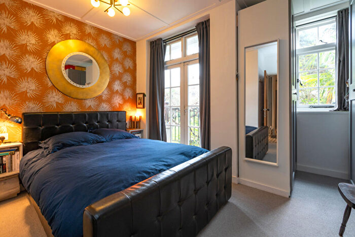 2 Bedroom Flat For Sale In Oakeshott Avenue, London, N6