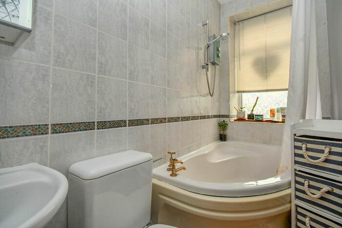 2 Bedroom End Of Terrace House To Rent In Park View, Yeadon, Leeds, LS19
