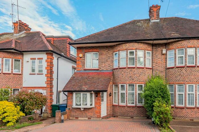3 Bedroom Semi-Detached House To Rent In Walmington Fold, Woodside Park, N12