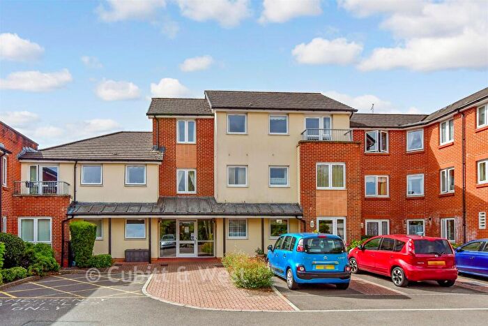 1 Bedroom Flat For Sale In London Road, Cowplain, Hampshire, PO8